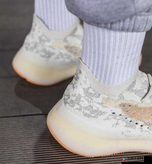 yeezy380 蜜桃粉-白色 清新时尚之选