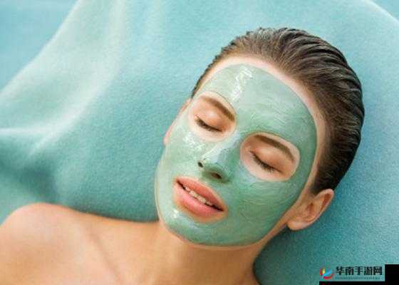 一个在上吃，一个在下面敷面膜：享受美食与呵护肌肤的奇妙时刻