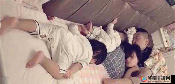 半夜装睡配合孩子趴趴：亲子间的温馨时刻