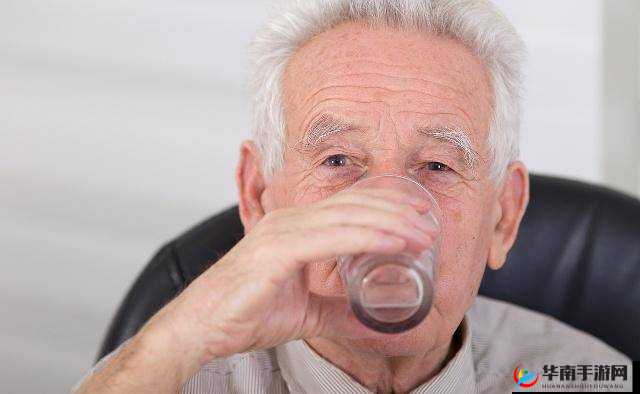 大爷称在帮你排毒，无需担心