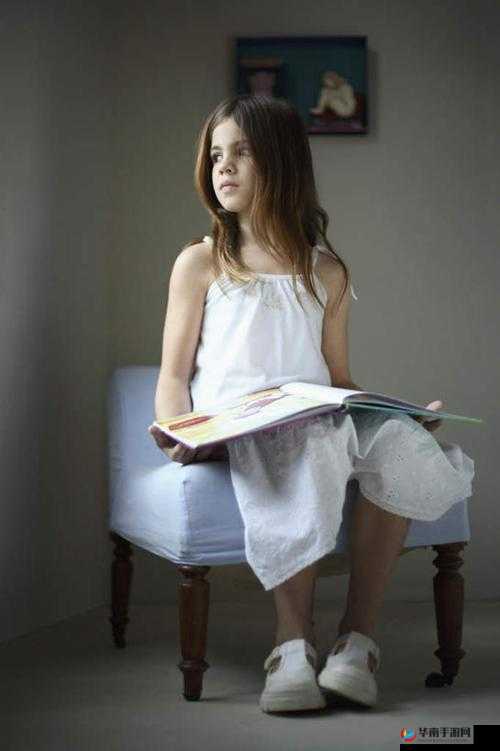 孩子写作业坐在捧捧上面