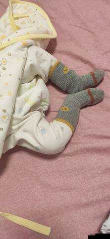 宝宝躺着的时候双腿往上翘：这是怎么回事