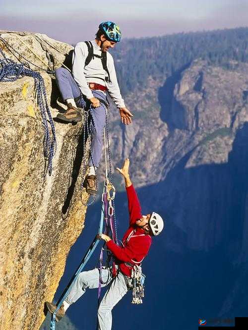 双手攀上两团高峰视频：惊险刺激的攀登之旅