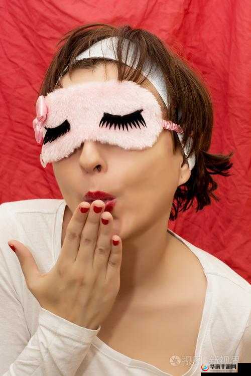 一边亲一面膜下：独特的情感瞬间