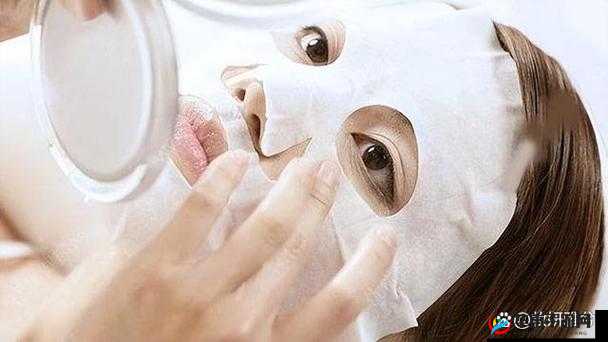 一个在上吃一个在下面敷面膜：新奇场景