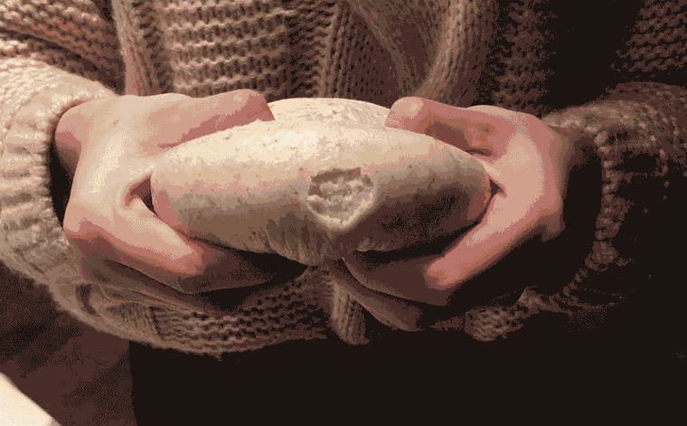 抓着两只大馒头的尴尬瞬间