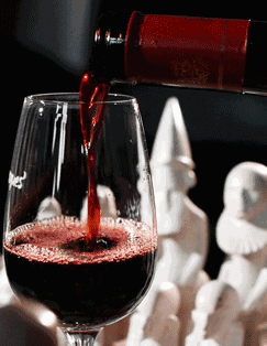 红酒倒入花核心：绝美瞬间的绽放