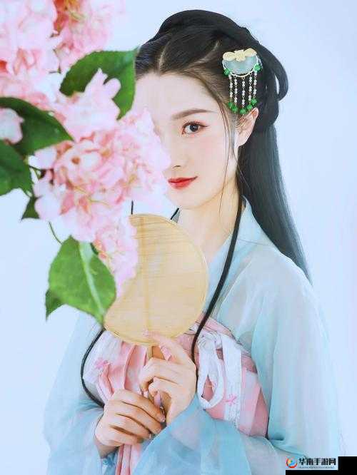 婀娜少女羞岁月，无忧愁云裳伴一生