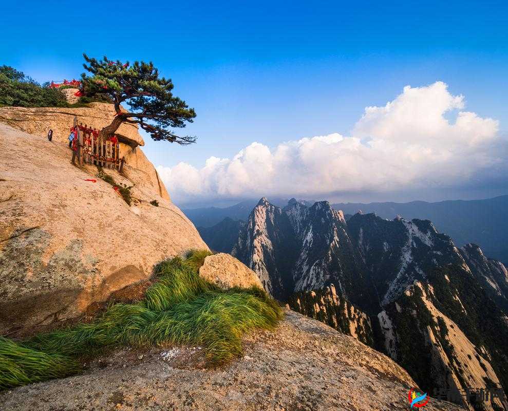 手握住山峰：自然奇观，震撼心灵