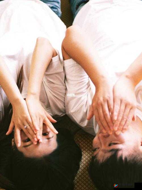 房间里的二人世界原声：浪漫时刻的专属空间