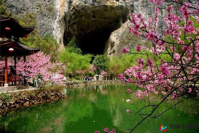 桃花洞口:溪水潺潺