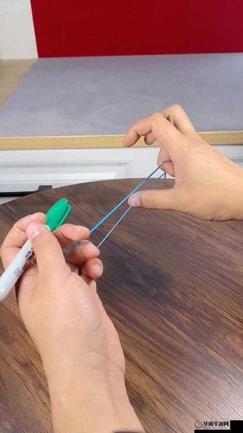 用一支笔弄出粘液的奇特操作方法