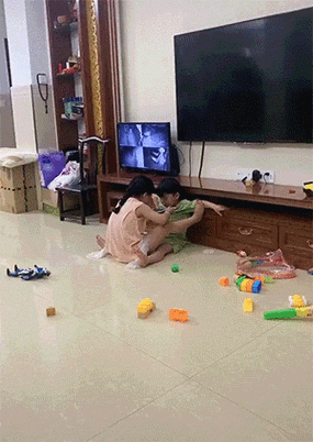 小孩晚上喂姐姐吃钢筋可以吗:这种行为太危险