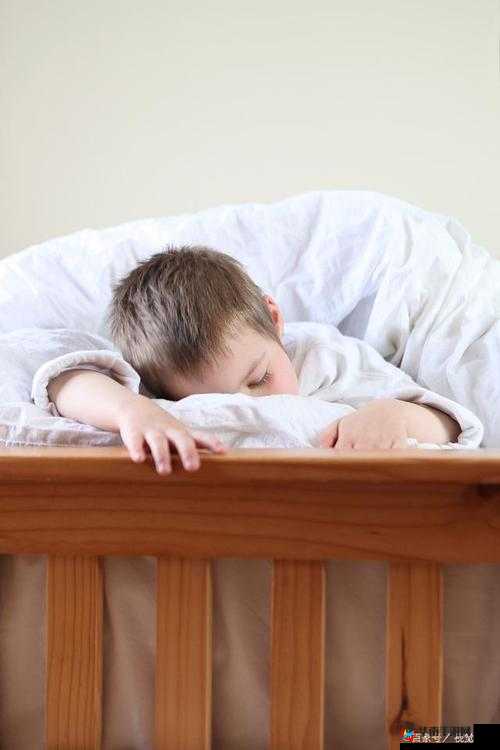 半夜装睡配合孩子趴趴的温馨场景