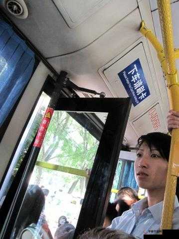 小镇公交车售票员用下面量尺寸：令人惊讶的一幕