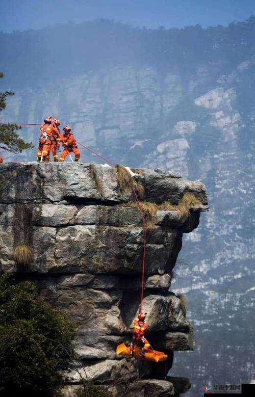 双手攀上两团高峰视频：惊险一幕