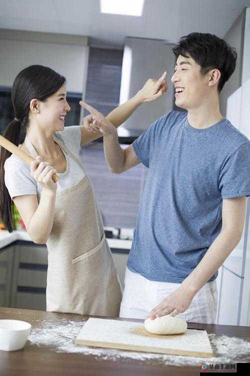 老公常做饭时抱我进入的温馨时刻