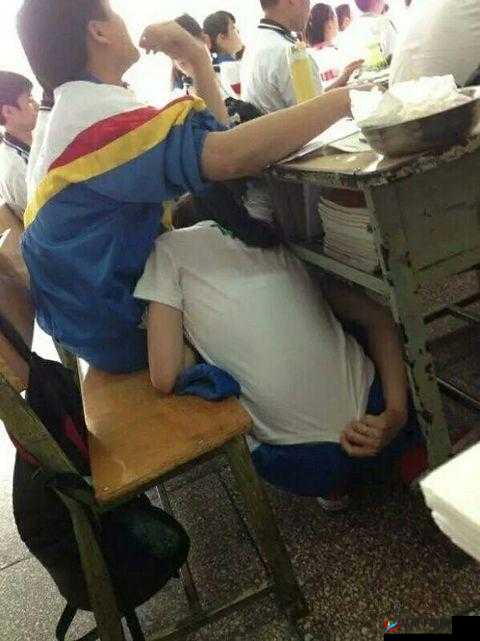 上课别揉我胸：啊，嗯……