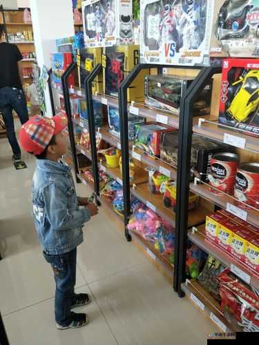 戴着电动玩具逛超市：一场别样的购物体验