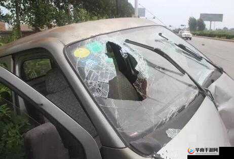 男子离奇撞玻璃:9 分 42 秒头破血流