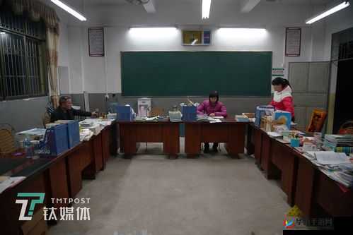 老师办公室在我们教室旁边怎么说：这真方便