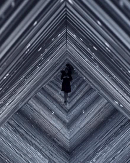 镜子中我们的结合处发出：奇妙的光影之舞