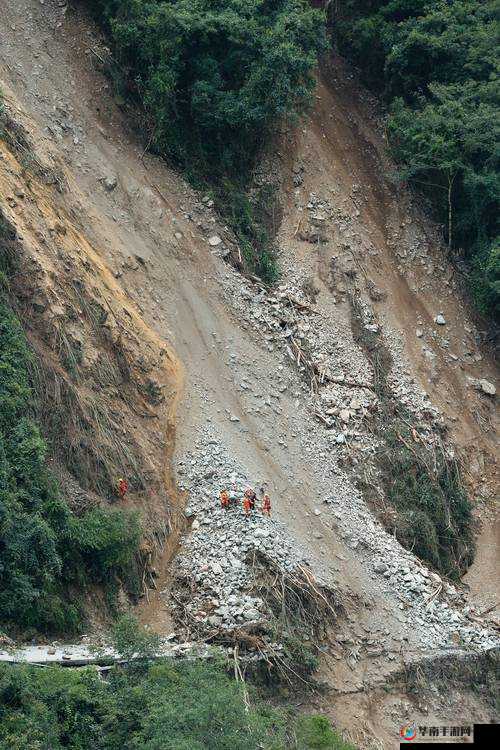 野外车里遇地震：惊险求生之旅