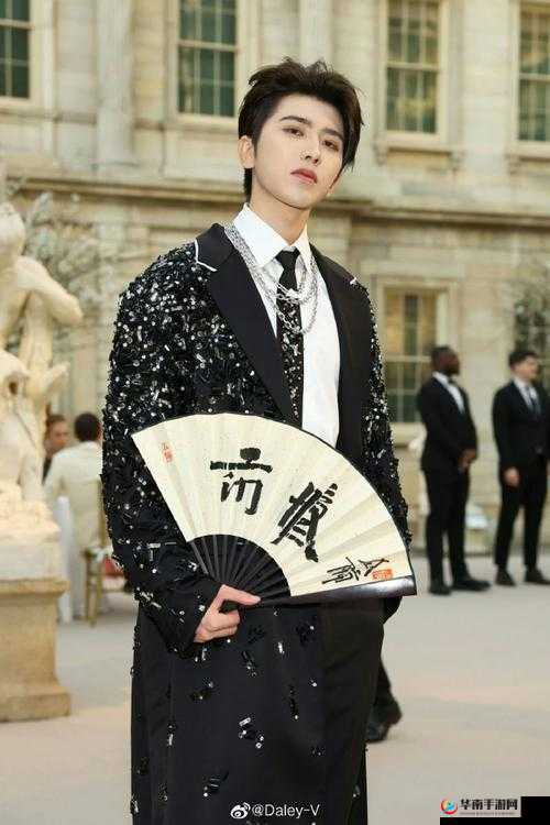 男生坤坤穿女生定眼星辰高清：独特时尚风采