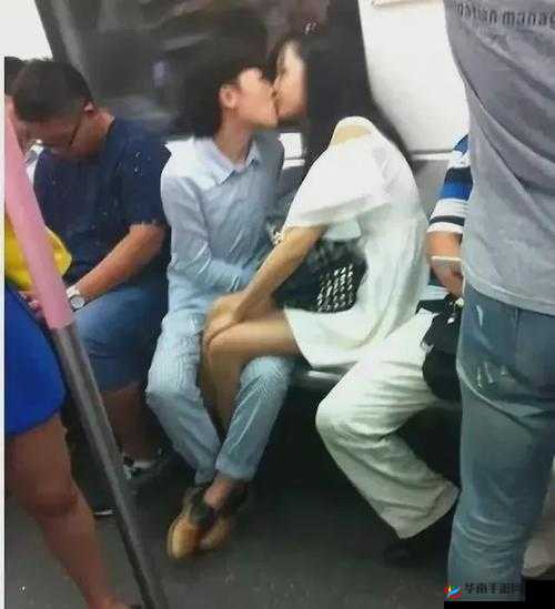 男生把大坤巴塞到男生嘴里:同性之间的亲密行为引发争议