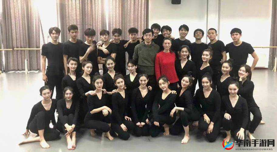 中戏群星璀璨：揭秘2018级表演系大合影精彩瞬间与才华横溢的学子们风采展露