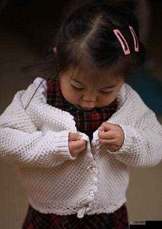 小萝自我欣慰扣出桨：自我满足的私密瞬间