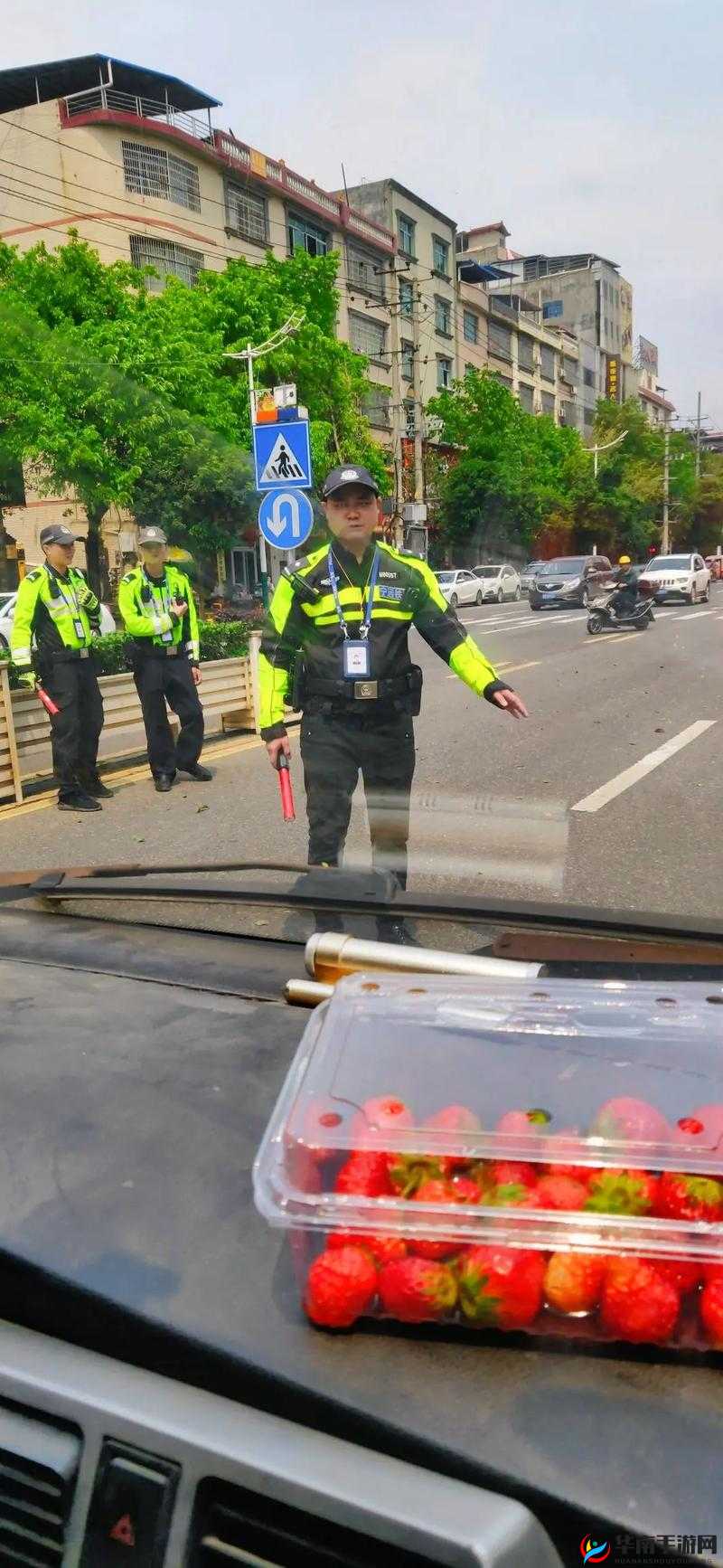 交警用小 XUE 查酒驾 H:守护道路安全