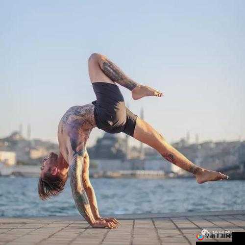 男瑜伽老师辅助肢体接触注意：规范与尺度