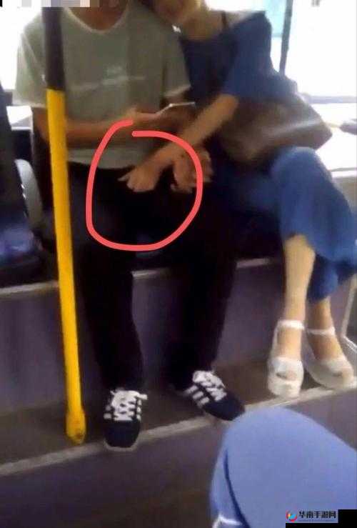 猛男勃起:公交车上的惊人一幕
