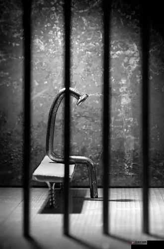 爱情囚笼：深陷其中的情感枷锁