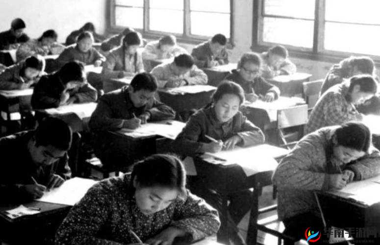 班长突然开灯，同学们作何反应？