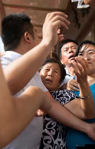 四川 BBB 搡 BBB 搡多人乱亂：一场失控的群体事件