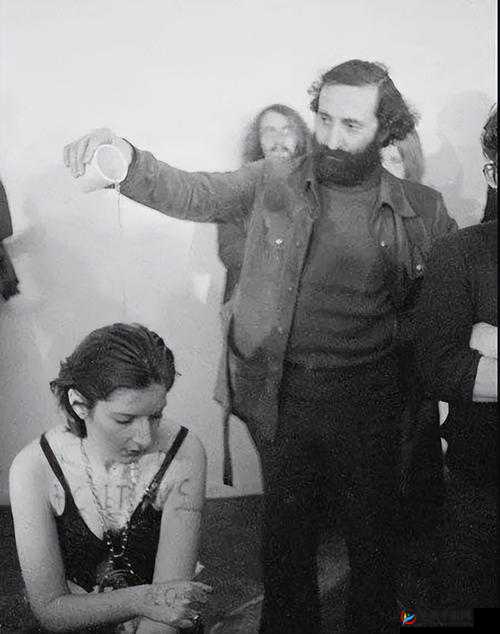 割衣服：一种极端的行为艺术