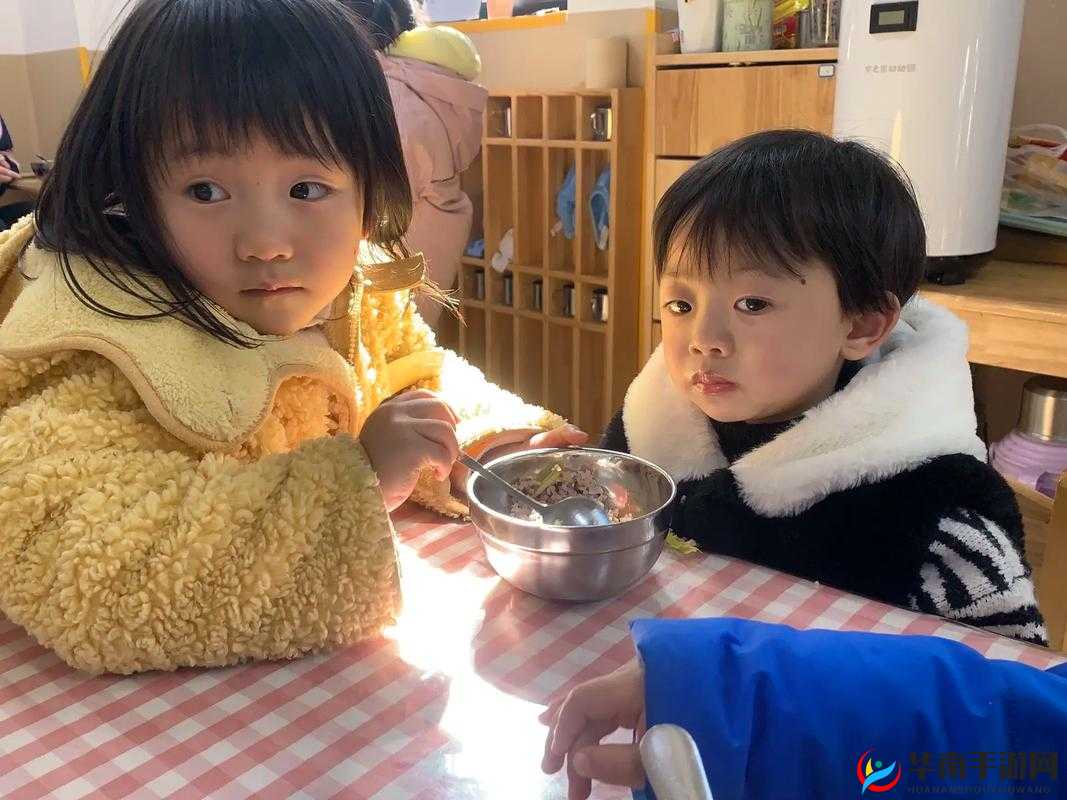 小孩喂姐姐吃困吧：温馨有爱画面