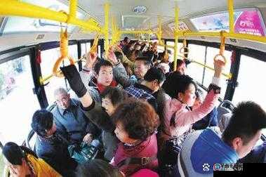 颠簸公交车上的别样旅程