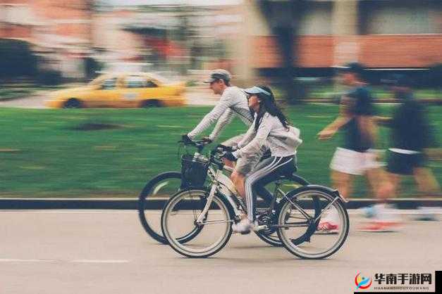 一前一后三人骑车同行