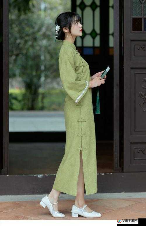 旗袍衣襟全开:运动时的大胆选择?