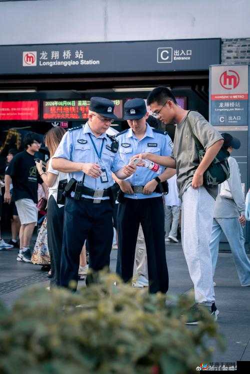 张警官玻璃窗视频：警方执法现场纪实