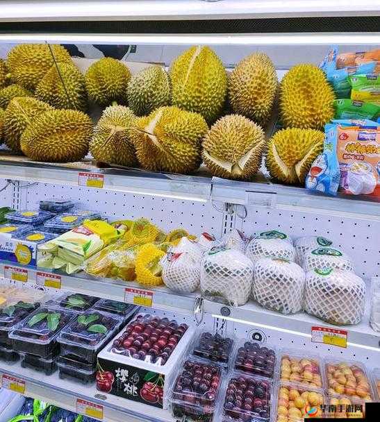 小明的妈妈和李阿姨去同一水果店:发生了什么