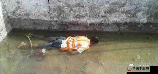 维修工人维修时触电被困，命悬一线