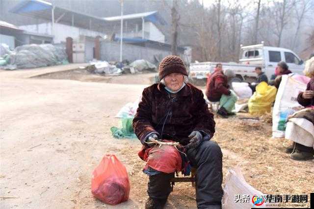 53 岁大妈山坡做皮肉生意：为供儿子读书