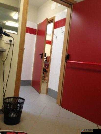 在厕所偷拍的欧美女郎