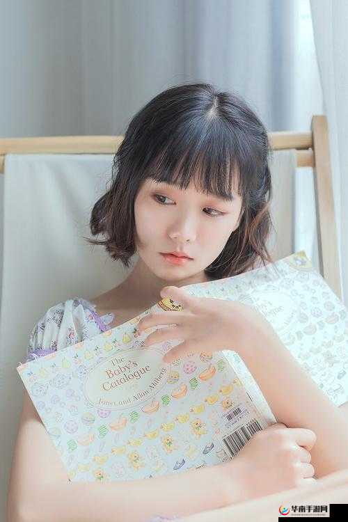 两个大兔子在衬衫里抖来抖去：有趣的现象