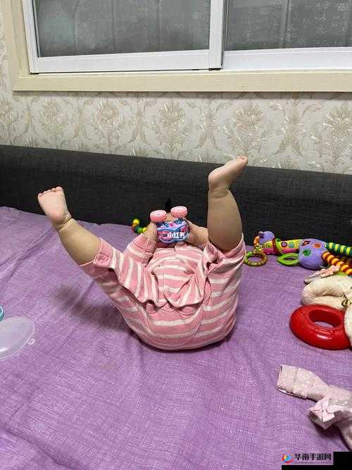 宝宝躺着时双腿为啥老往上翘？