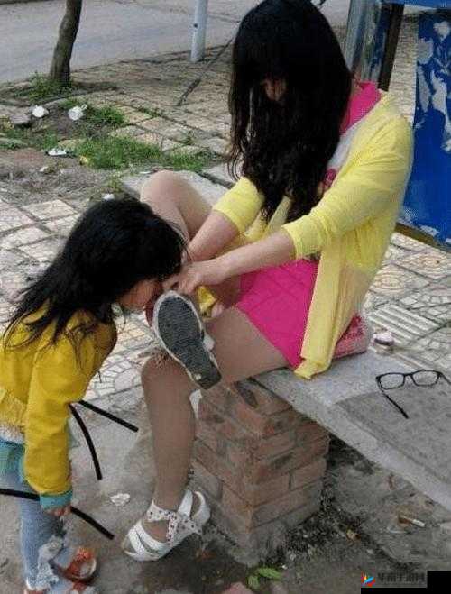 红色妖姬舔脚:独特的视觉冲击